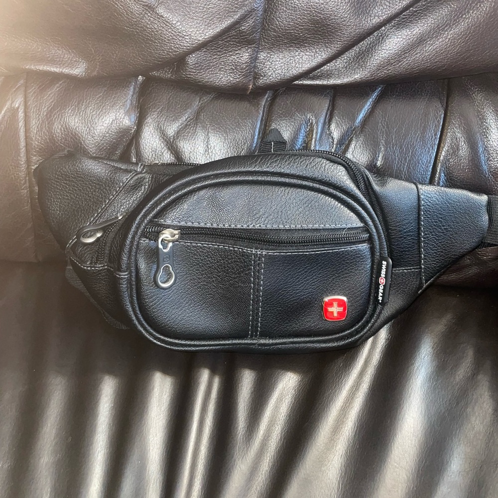 Swiss Gear Fanny Pak with one large compartment